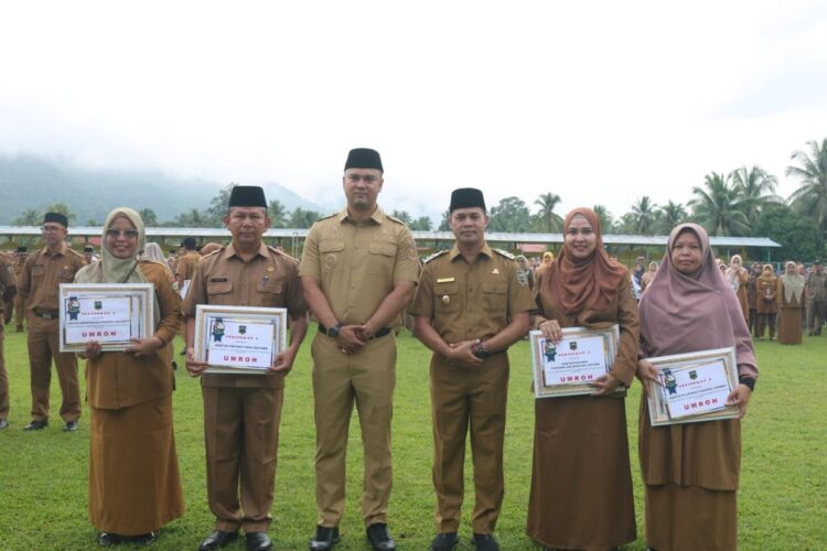 RWARD UMRAH— Bupati Sijunjung Benny Dwifa dan Wabup Iraddatillah berfoto  bersama empat orang ASN yangt akan diberangkatkan umrah ke tanah suci.
