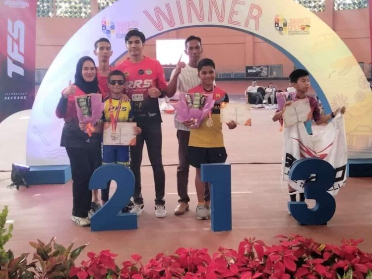 Di Balik Keberadaan Gelanggang Sepatu Roda, Lahirkan Atlet Nasional dan Wisata Pantai Ramai Pengunjung 1 JUARA—Terlihat sang juara sepatu roda bersama orang tuanya saat meraih mendali