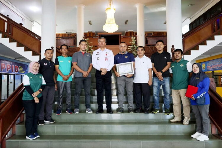 Stadion Mini Lapangan Sepak Bola Desa Sikapak Timur, Berikan Kontribusi PAD Rp90 Juta 1 FOTO BERSAMA— Pj Wako Pariaman Roberia berfoto bersama dengan Kepala Desa yang menerima penghargaan.