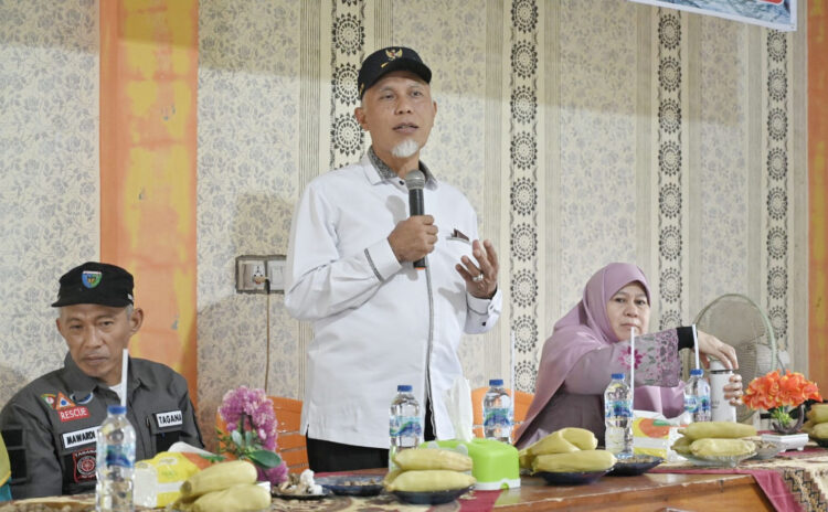 Pencapaian Indikator Makro Pembangunan 2023, Pemprov Sumbar Berhasil Turunkan Kemiskinan dan Pengangguran 1 BERI ARAHAN— Gubernur Sumbar, Mahyeldi Ansharullah memberikan arahan terkait kemandirian nagari melalui pola pemberdayaan masyarakat di Sungai Batang Bayang, Nagari Koto Baru, Kecamatan Bayang, Kabupaten Pesisir Selatan, beberapa waktu lalu.