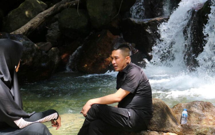WISATA AIR TERJUN—  Wakil Wali Kota Ekos Albar menikmati destinasi wisata Air Terjun Lubuk Udang di bagian timur Sungai Pisang, Kecamatan Bungus Teluk Kabung atau sekitar 30 kilometer lebih dari pusat Kota Padang.