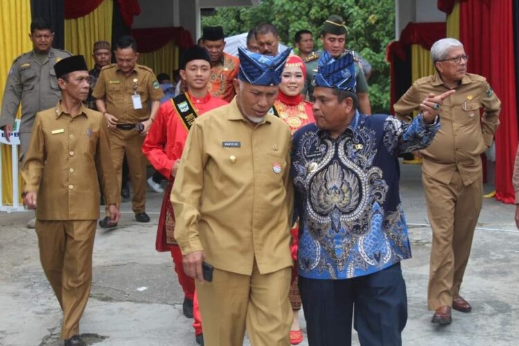Iven Padangpariaman Expo 2024 Tumbuhkan Perekonomian Daerah 1 AKRAB— Gubernur Sumbar Mahyeldi Ansharullah, terlihat akrab bincang-bincang dengan Bupati Padangaopriaman Suhatri Bur usai menghadiri kegiatan Padang Pariaman Expo 2024.