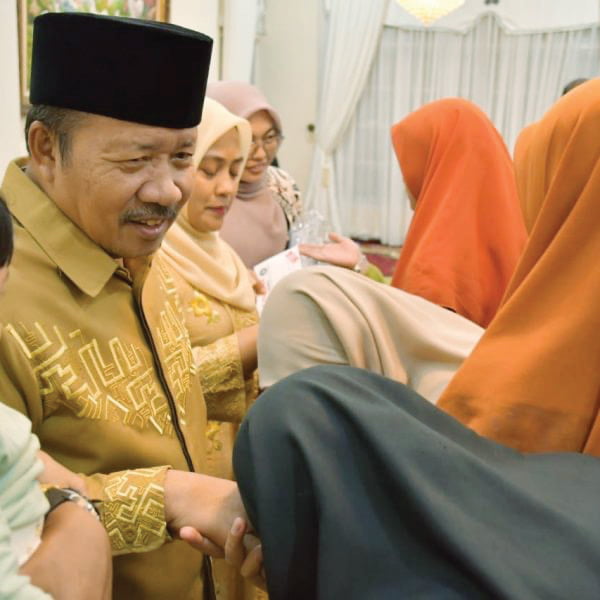 Genap Berusia 61 Tahun, Bupati Andri Warman Berbagi Kasih dengan Anak Yatim 1 BERBAGI KASIH— Bupati Agam Andri Warman menggelar syukuran ulang
tahun ke-61 dengan berbagi kasih bersama ratusan anak yatim, di Rumah
Dinas Bupati Agam, Kamis (4/1) malam.