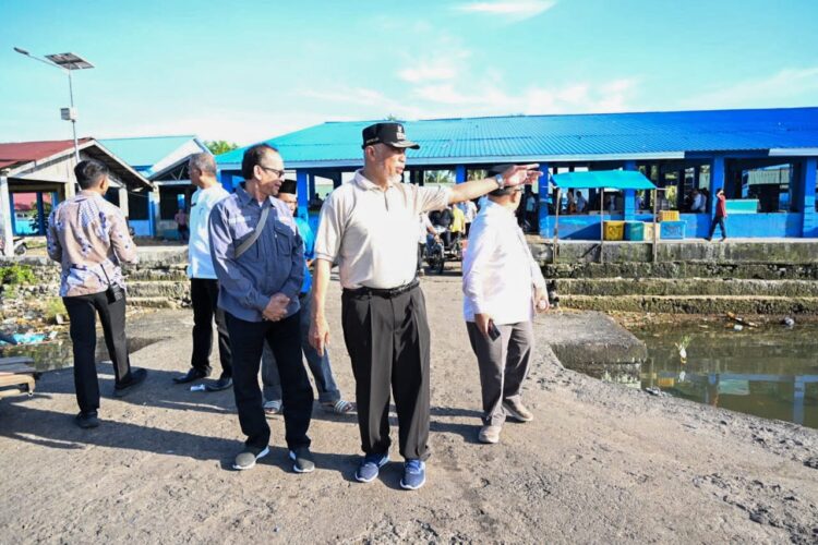 MANFAATKAN GERAI TERPADU— Gubernur Sumatera Barat, Mahyeldi saat meninau gerai terpadu dan mengimbau para nelayan di Sumbar untuk memanfaatkan program gerai terpadu untuk perizinan kapal.