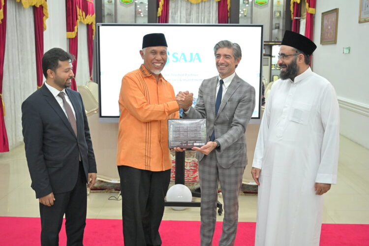 Kedatangan Investor Turki, Gubernur Bahas Peluang Kerja Sama Pariwisata Mandeh dan Mentawai 1 BAHAS KERJA SAMA— Gubernur Mahyeldi sambut kedatangan rombongan Investor Turki Abdullah Alamri, Mustafa Aydemir, dan Omer Medeni dan membicarakan kerja sama bidang pariwisata.