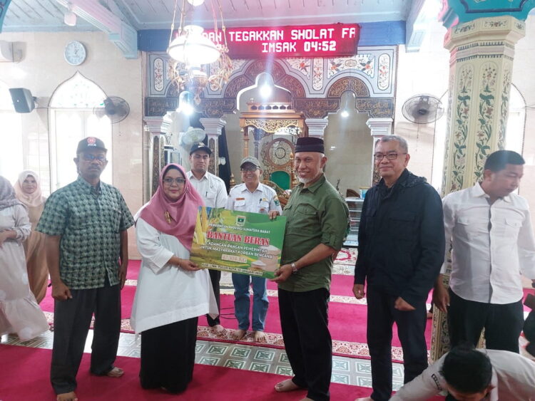 BANTUAN PANGAN— Gubernur Sumbar Mahyeldi Ansharullah menyerahkan bantuan cadangan pangan kepada warga terdampak bencana banjir dan longsor di Nagari Pangkalan, Kecamatan Pangkalan Koto Baru, Kabupaten Limapuluh Kota, Rabu (10/1) di Masjid Raya Pangkalan.