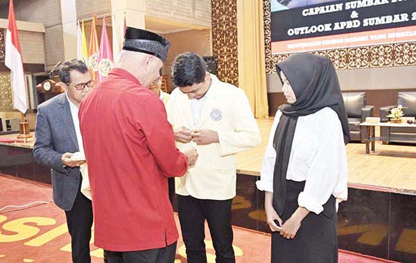 PELEPASAN MAHASISWA KKN— Gubernur Sumbar Mahyeldi memasangkan jaket almatater kepada perwakilan mahasiswa, saat pelepasan mahasiswa UNP yang akan mengikuti Kuliah Kerja Nyata (KKN) periode Januari-Juni 2024, Selasa (2/1), di Auditorium UNP.