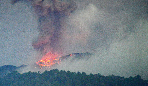 ERUPSI MARAPI— Gunung Marapi terus mengalami erupsi. Letusan pada Sabtu (13/1) jam 01.42 WIB teramati mengeluarkan suara dentuman dan gemuruh serta melontarkan batu api.