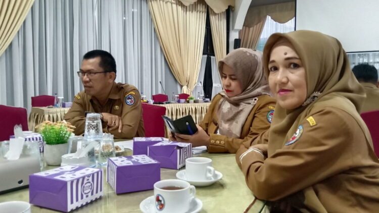 DIALOG—Perwakilan guru honorer saat dialog dengan Bupati Safaruddin Dt. Bandaro Rajo di ruang pertemuan pendomo rumah dinas.