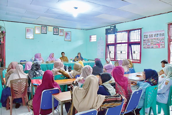 PEMBINAAN— Pengurus TP-PKK Agam memberikan pembinaan ke PKK Nagari Sitalang, Kecamatan Ampek Nagari, Senin (15/1), guna mematangkan persiapan PKK Nagari Sitalang untuk menghadapi lomba gerakan PKK tingkat Provinsi Sumatera Barat.