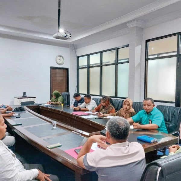 RAPAT EVALUASI— Dalam rangka meningkatkan kualitas serta kuantitas penyajian informasi kepada publik, Agam Media Center (AMC) gelar rapat evaluasi di Ruang Rapat Bupati Agam, 
Juma’at (26/1).