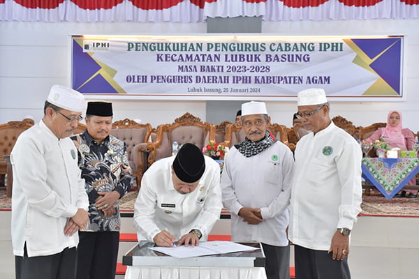 PENGUKUHAN PENGURUS IPHI— Bupati Agam Andri Warman mengukuhkan pengurus IPHI Lubuk Basung, masa bakti 2023-2028 di Balairung Rumah Dinas Bupati Agam, Kamis (25/1).