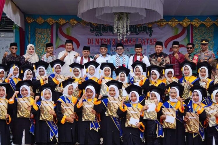 WAQAH TAHFIZ— Bupati Tanah Datar Eka Putra, berfoto bersama dengan pelajar MTsN 8 Tanahdatar yang mengikuti Waqaf Tahfiz angkatan III.
