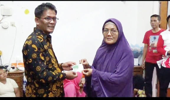 Silaturahmi Bersama Awak Media, Harpen Agus Bulyandi Harapkan Dukungan Masyarakat Luak Limopuluah 1 AKSI NYATA— Harpen Agus Bulyandi, Caleg DPR RI Dapil Sumbar 2 dari Partai Gerindra nomor urut 4 saat membantu masyarakat dalam aksi nyata.