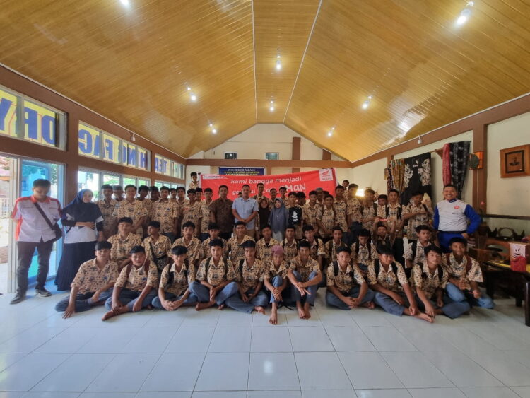 Tekan Angka Laka Lantas, Honda Hayati Edukasi Generasi Muda Cari Aman Berkendara 1 EDUKASI— Honda Hayati memberikan edukasi keselamatan berkendara dengan tema Bangga menjadi Generasi #Cari_Aman” di SMKN 8 Padang, Rabu (24/1).