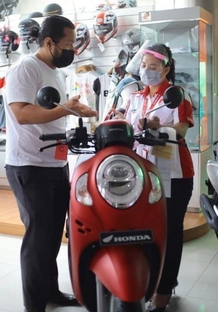 LAYANI KONSUMEN- Sales marketing Menara Agung memaparkan fitur-fitur yang disematkan pada All New Honda Scoopy.