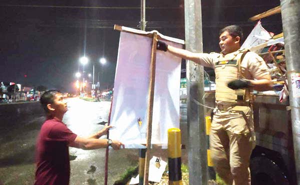 APK CALEG DITURUNKAN— Petugas Satpol PP Kota Padang kembali menyasar sejumlah titik dan kawasan jalan yang banyak terdapat APK caleg dan melanggar aturan, Senin (2/1) malam. DI antaranya, di Jati, Sawahan, Simpang Haru, jalan Marapalam, dan di kawasan Lubeg.