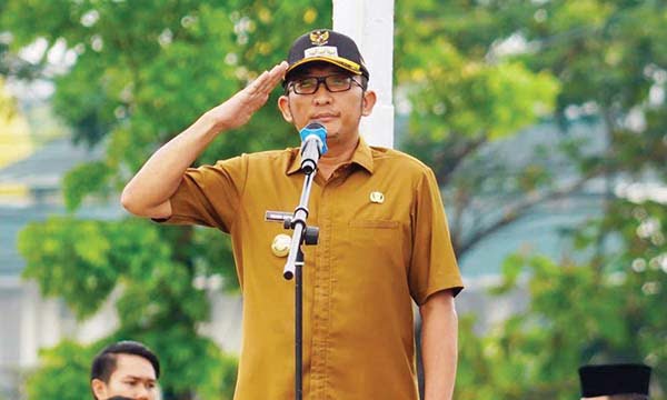 APEL PERDANA— Wali Kota Padang, Hendri Septa, memimpin langsung apel gabungan perdana awal tahun 2024, yang diikuti seluruh Organisasi Perangkat Daerah (OPD) di Galanggang Balai Kota, Selasa (2/1) pagi.