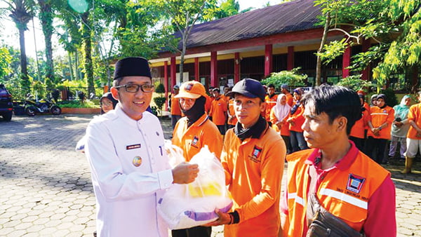 300 Pasukan Orange Terima Sembako 1 PAKET SEMBAKO— Wali Kota Padang Hendri Septa menyerahkan paket sembako kepada pasukan orange atau petugas kebersihan, di halaman kantor Dinas Lingkungan Hidup (DLH) Kota Padang, Jumat (5/1).
