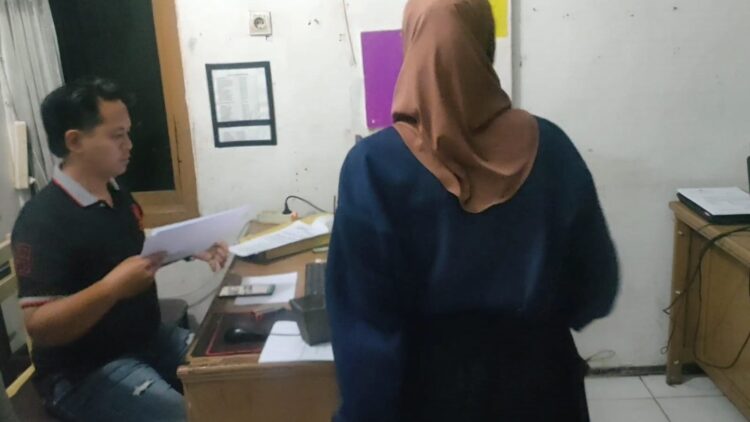 MELAPOR— HKN (18) yang merupakan ART di rumah pribadi Ketua DPRD Kabupaten Solok saat membuat laporan di Mapolres Solok terkait dugaan pemerkosaan.