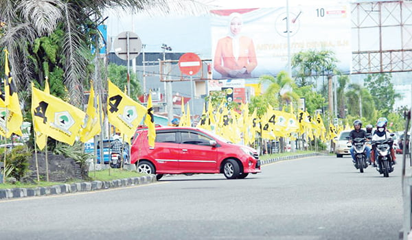 Bendera Parpol Banjiri Taman Median Jalan, Merusak Keindahan Kota, Bahayakan Pengguna Jalan 1 PENUHI MEDIAN JALAN— Bendera partai politik salah satu peserta Pemilu 2024, memenuhi taman median jalan, mulai dari Simpang Haru, hingga jembatan kembar Marapalam, Kecamatan Padang Timur, Senin (8/1) siang.