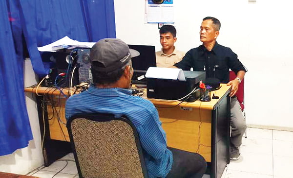 Pungut Parkir di Jembatan Siti Nurbaya, Pria Tua Diamankan 1 PEMBINAAN— Petugas Satpol PP mendata dan memberi pembinaan terhadap ZK (61), oknum tukang parkir yang memungut biaua parkir kendaraan di jembatan Siti Nurbaya.