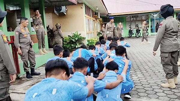 Bolos di Jam Sekolah, 19 Pelajar Tepergok Merokok di Warung 1 DIAMANKAN POL PP— Sebanyak 19 pelajar diamankan Satpol PP Kota Padang, saat kedapatan membolos sekolah dan asyik merokok di sebuah warung, di kawasan Kampung Olo, Kecamatan Nanggalo, Rabu (17/1).