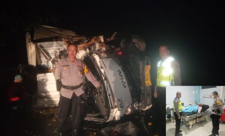 KECELAKAAN— Truk boks bermuatan jeruk terbalik di Sitinjauk Lauik, Kota Padang gegara rem blong.