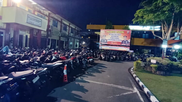 DIKANDANGKAN— Ratusan kendaraan dikandangkan di Mapolresta Padang karena menggunakan knalpot brong.