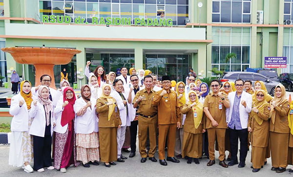 RSUD dr Rasidin Raih Akreditasi Paripurna, Wako: Meningkatkan Kepercayaan Warga Berobat dan Motivasi Nakes 1 AKREDITASI PARPURNA— Direktur RSUD dr. Rasidin Padang dr. Desy Susanty menyerahkan sertifikat akreditasi Paripurna kepada Wako Hendri Septa, Septa saat apel pagi di lingkungan RSUD dr. Rasidin Padang, Kelurahan Sungai Sapih, Kecamatan Kuranji, Senin (22/1).