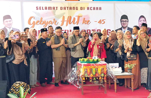 Tidak hanya Pintar, Gen Z harus Berbudi Luhur 1 GEBYAR HUT KE-45— Wali kota Padang Hendri Septa menghadiri Gebyar HUT ke-45 SMPN 9 Padang, Selasa (23/1). Wako berpesan kepada seluruh siswa harus memiliki karakter dan budi yang luhur untuk Indonesia Emas 2045.