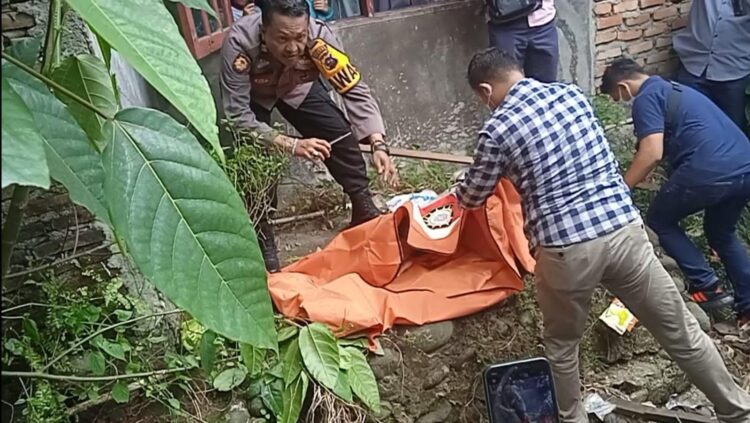 Mayat Bayi Perempuan Mengapung di Selokan, Ditemukan Warga saat Mengusir Kucing Berkelahi 1 MAYAT BAYI— Polisi mengevakuasi mayat bayi yang ditempukan mengapung di selokan dekat Panti Asuhan Ampang, Kecamatan Kuranji.