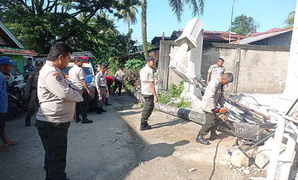 Pohon Kelapa Tumbang, Hantam Gerbang Perumahan hingga Roboh 1 RUSAK GERBANG PERUMAHAN— Petugas BPBD melakukan evakuasi terhadap pohon kelapa yang tumbang dan menghambat akses jalan hingga merusak gerbang perumahan, di di kawasan Tanjung Saba Pitameh, Kecamatan Lubuk Begalung, Senin (29/1).