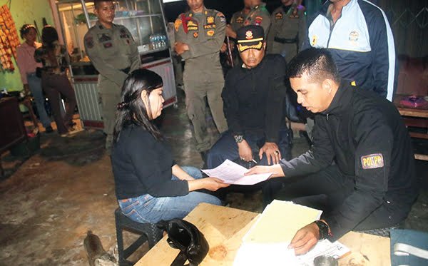 TEGURAN— Petugas Satpol PP Kota Padang mendatangi kafe karaoke, di kawasan jalan Bypass Kilometer 17, Kecamatan Koto Tangah, setelah mendapat laporan dari warga terkait aktivitas kafe yang menghidupkan musik keras hingga larut malam.