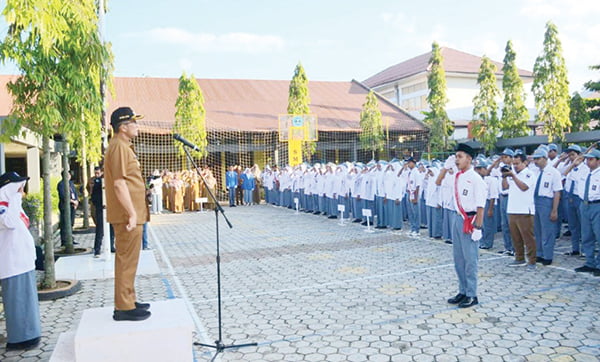 INGATKAN PELAJAR— Wali Kota Padang Hendri Septa menjadi pembina upacara di SMKN 8 Padang, Senin (29/1) pagi. Di hadapan para pelajar, wako mengingatkan generasi muda ini untuk tidak lagi terlibat tawuran dan kenakalan remaja lainnya.