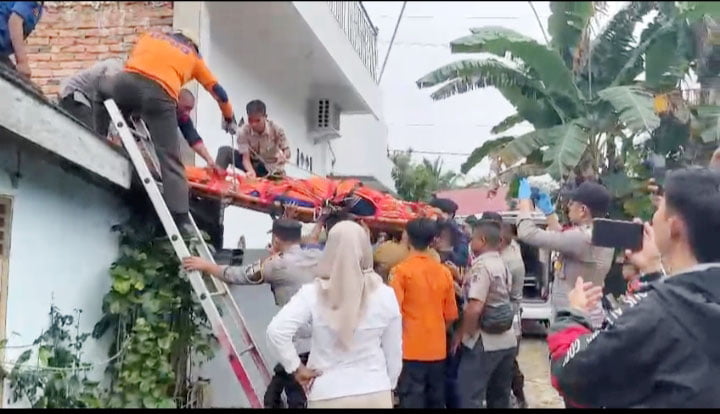 Pensiunan Guru Tewas Kesetrum di Atap Rumah, Ditemukan Tergeletak saat Perbaiki Pompa Air 1 EVAKUASI— Tim gabungan mengevakuasi jenazah pensiunan guru yang tewas akibat kesetrum saat memperbaiki pompa air di atap rumahnya di Perumnas Wisma Indah, Kecamatan Sijunjung.