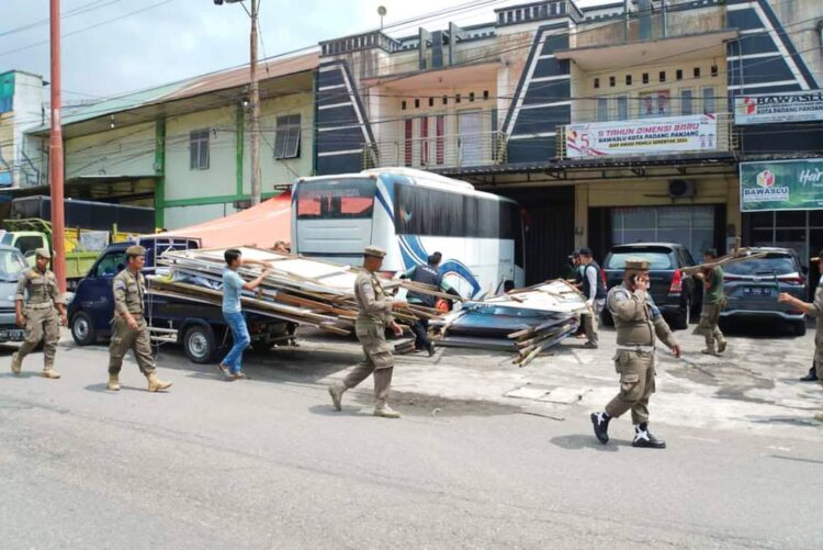 PENERTIBAN APK— Tim Gabungan  Satpol PP, Bawaslu ,KPU, TNI dan Polri tertibkan APK yang melanggar aturan.