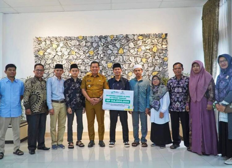 PELEPASAN— Pj Walikota Padangpanjang Sonny Budaya Putra melepas keberangkatan kader ulama kota Padangpanjang ke Mesir melalui Program Padangpanjang Cerdas.