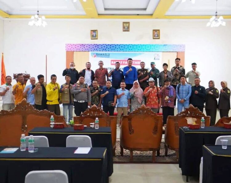 FOTO BERSAMA— Foto bersama Bawaslu dengan stakholder usai Rapat Fasilitasi Sentra Gakkumdu.