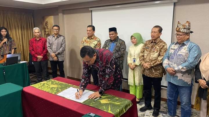 BERSAMA—Pj Wali Kota Sawahlunto Dr. Zefnihan bersama Direktorat Jenderal Kebudayaan Kementerian Pendidikan dan Kebudayaan RI menyelenggarakan Rapat Penyusunan Program Galanggang Arang 2024, pada Kamis (25/1)  2024 di Century Park Hotel Jakarta.