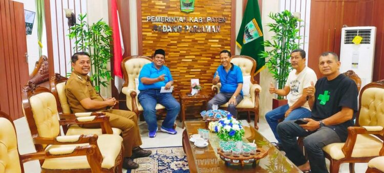 Tahun Politik 2024, Bupati Ajak Semua Elemen Masyarakat Jaga Kamtibmas 1 PERTEMUAN— Bupati Padangpariaman Suhatri Bur saat menggelar pertemuan dengan berbagai tokoh masyarakat se-Padangpariaman, membahas masalah kamtibmas di tahun politik 2024.