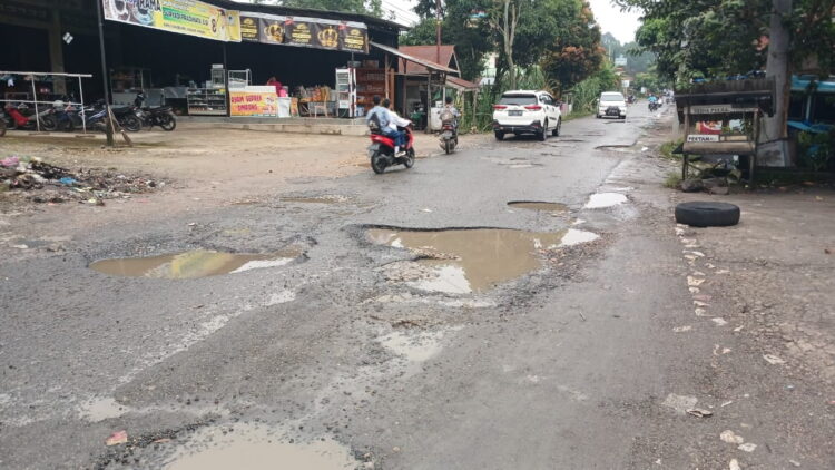 Jalan Provinsi Penuh Lubang Menganga di Batuhampar 1 Jalan Raya Payakumbuh Batusangkat di Nagari Batuhampar Akabiluru Lima Puluh Kota penuh lubang