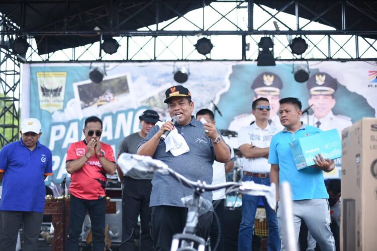 Jangan Terjebak dalam Politik Praktis 1 SAMBUTAN—Bupati Suhatri Bur memberikan sambutan sekaligus menyerahkan hadiah saat acara gerak jalan jantung sehat dengan mengeliling wilayah kantor Ibukota Kabupaten Padangpariaman, kemarin.