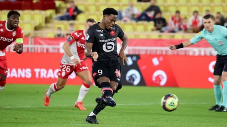 Lini Serang Masih Bermasalah, MU Bidik Striker Timnas Kanada 1 RUMOR TRANSFER— MU dikabarkan menaruh minat kepada striker Timnas Kanada yang bermain bersama klub Prancis, Lille, itu pada bursa transfer musim dingin Januari 2024 ini.