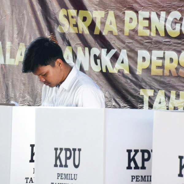 SIMULASI— KPU Kabupaten Agam mensimulasikan proses pemungutan dan perhitungan suara serta penggunaan Sirekap di Lapangan Tenis Indoor Lubuk Basung, Senin (29/1).