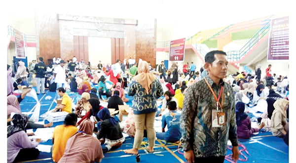 KPU Agam Libatkan 448 Orang Lipat Surat Suara Pemilu 2024 1 LIPAT SURAT SUARA— 448 orang dilibatkan untuk pelipatan surat suara Pemilu 2024 oleh KPU Kabupaten Agam di GOR Rang Agam dimulai pada Kamis (11/1) dan selesai pada Senin (15/1) malam.