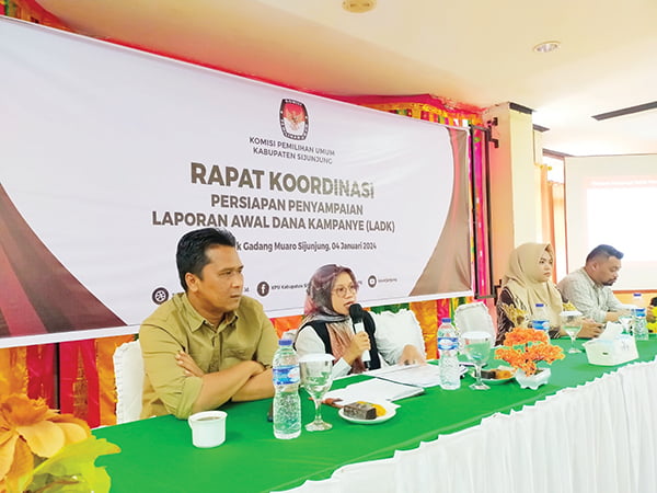 Parpol Wajib Laporkan Dana Kampanye, KPU: Tak Lapor, Parpol Batal jadi Peserta Pemilu 2024 1 RAPAT KOORDINASI— KPU Sijunjung menggelar rakor persiapan penyampaian LADK yang diikuti oleh seluruh Parpol peserta Pemilu 2024 di Kabupaten Sijunjung, Kamis (4/1) di Hotel Bukik Gadang, Muaro Sijunjung.