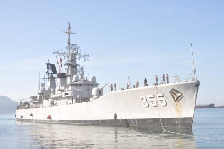 MERAPAT DI TELUK BAYUR—Terlihat kedatangan Kapal Perang Republik Indonesia (KRI) milik TNI Angkatan Laut, Abdul Halim Perdanakusuma AHP - 355 di dermaga Telukbayur, Kamis (25/1).