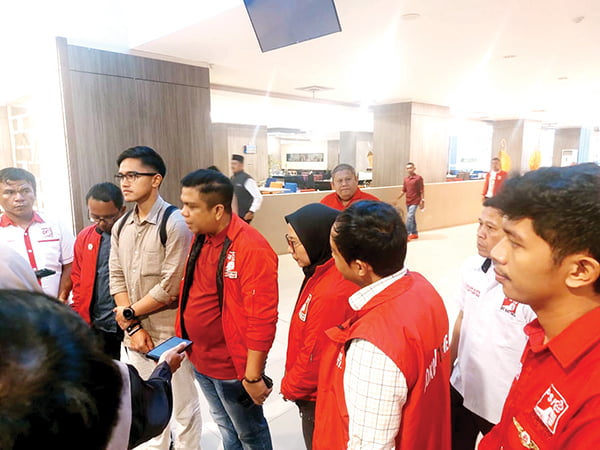 KETERANGAN PERS— Ketua Umum PSI Kaesang Pangarep didampingi Pengurus DPP dan Ketua DPW PSI Sumbar, Sukma Trianda Putra memberikan keterangan pers, Jumat (19/1) di Padang.