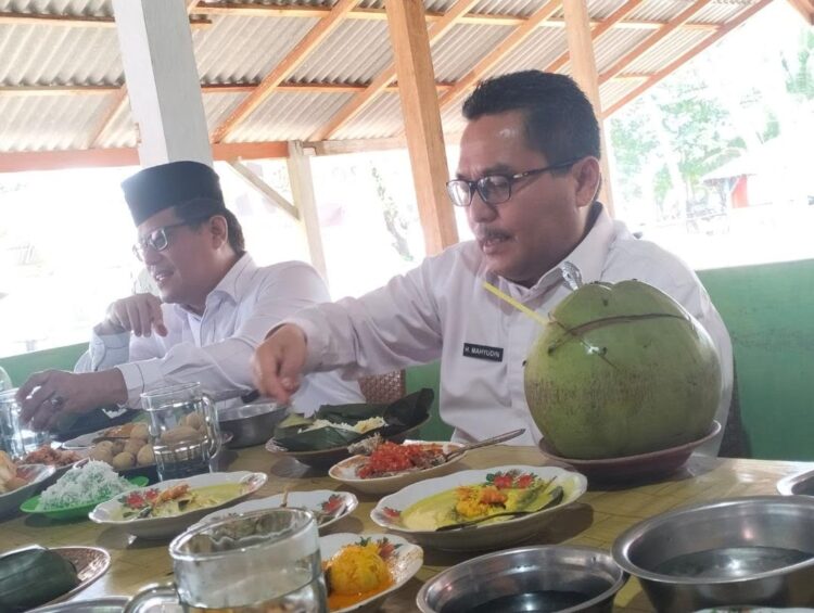 Kanwil Kemenag Sumbar Kunjungi Pariaman 1 BERSAMA—Kakanwil Kemenag Sumbar DR Mahyudin saat bersama Kakankemenag Kota Pariaman, Rinalfi Yusran.